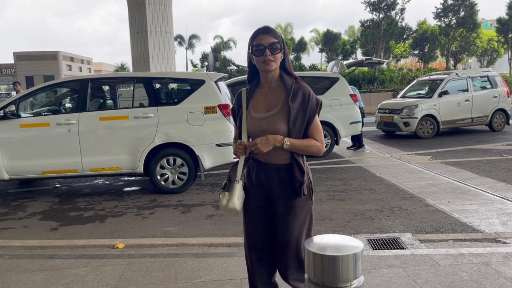jacqueline-fernandez-was-spotted-at-the-airport-flying-out-of-mumbai